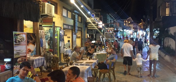 Rua da Prainha à noite