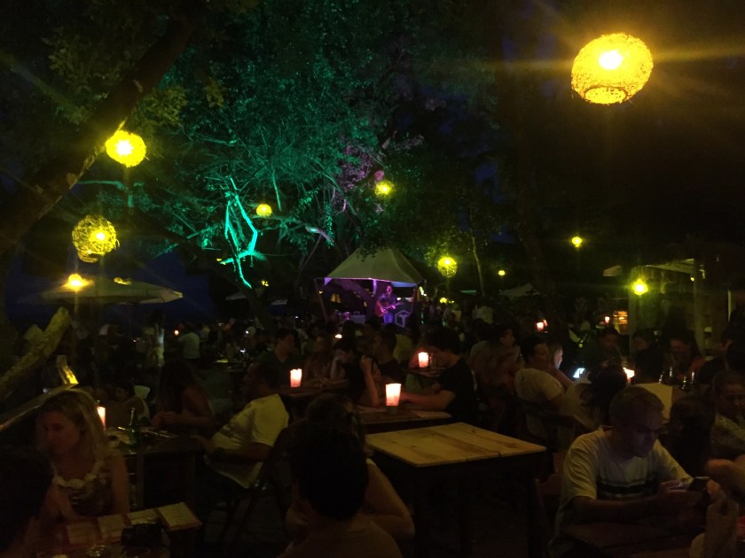 Música ao vivo ao cair da noite