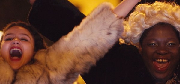 Oulaya Amamra e Déborah Lukumuena no filme Divinas