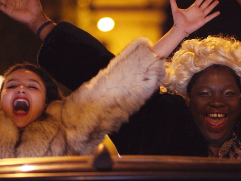 Oulaya Amamra e Déborah Lukumuena no filme Divinas