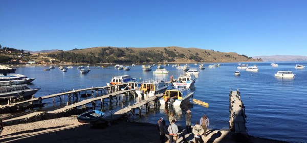 Barcos no porto do Lago Titicaca