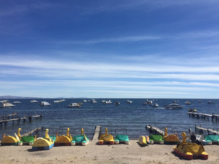 Pedalinhos na praia do Lago Titicaca