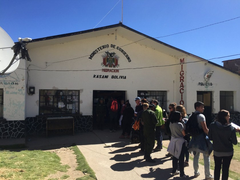 Controle migratório boliviano na fronteira com o Peru