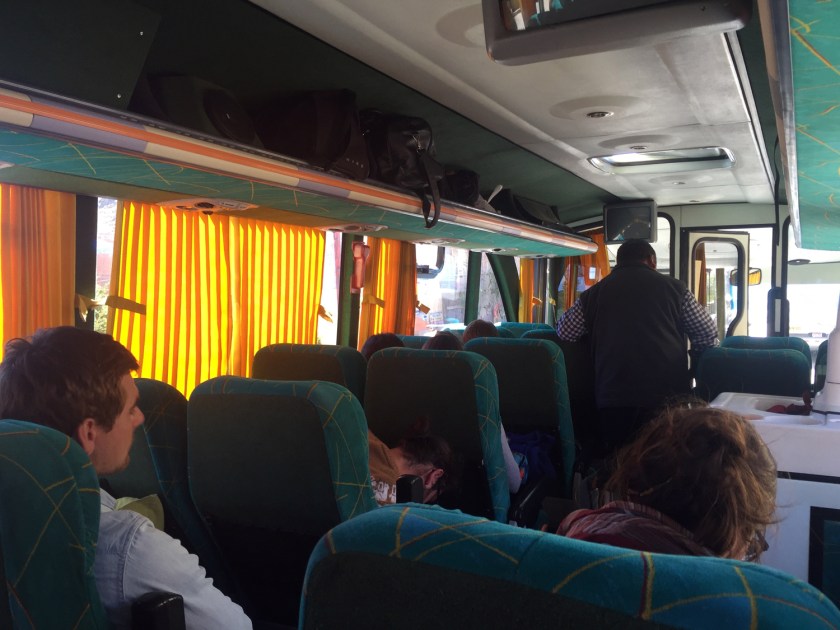 Ônibus que faz a viagem entre Copacabana e Puno