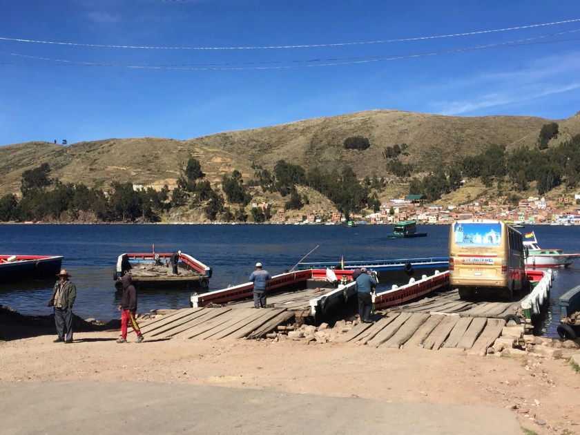 Balsa que faz a travessia do ônibus