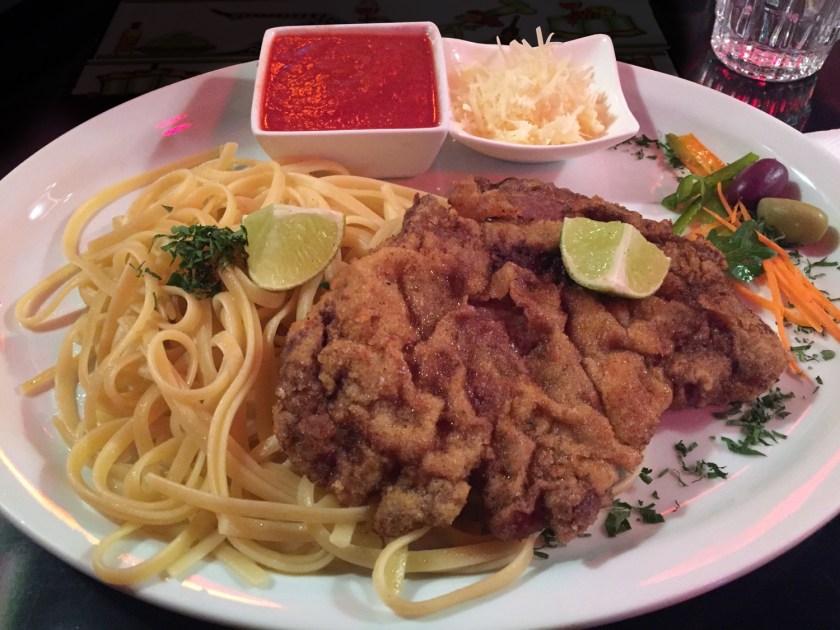 Filé à parmegiana e fettuccine