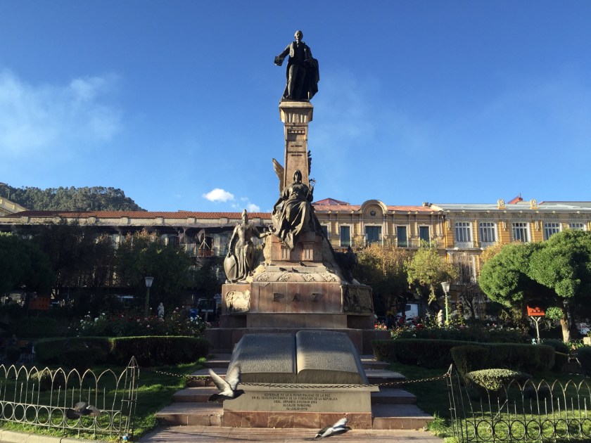 Monumento no centro da praça