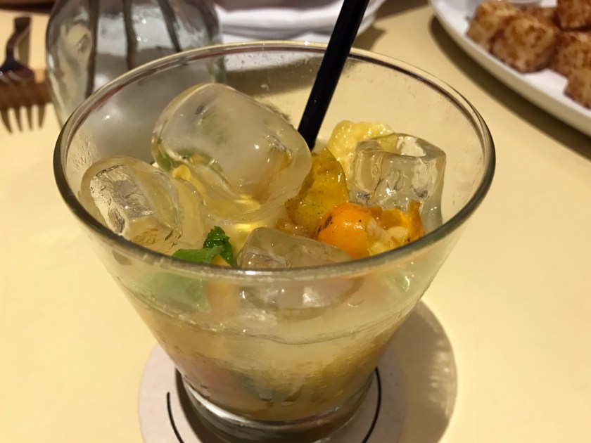 Capirinha de ciriguela com hortelã