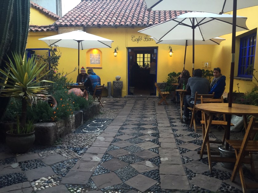 Pátio externo com mesas