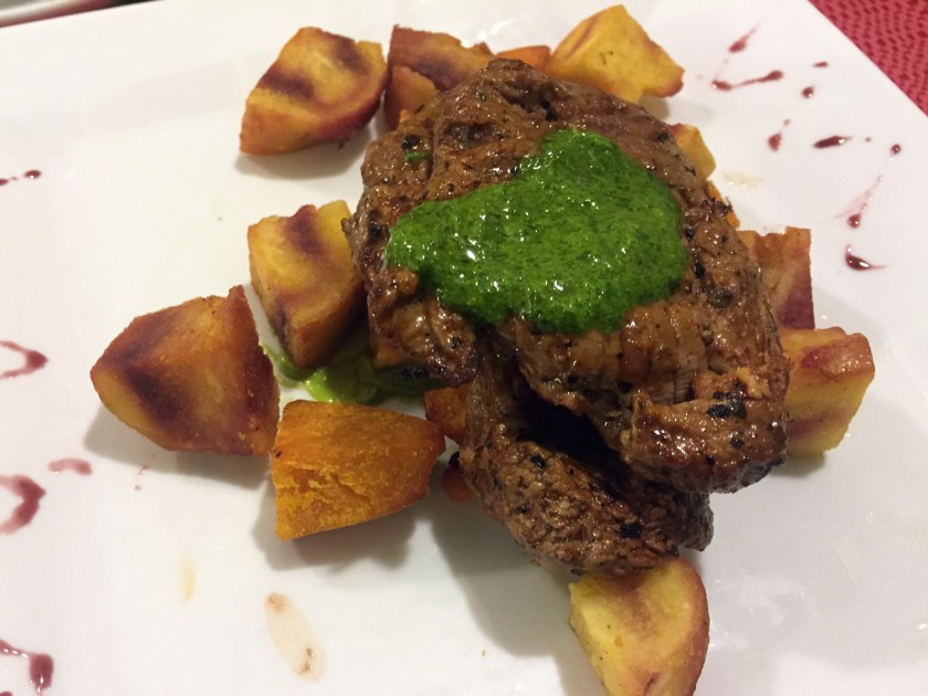 Lomo de alpaca com papas nativas doradas