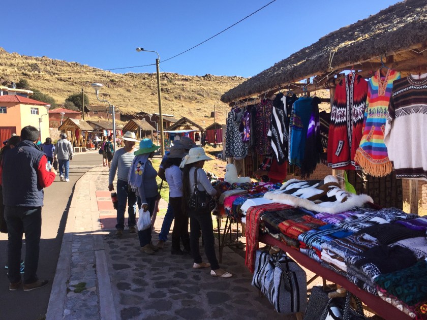Artesanato vendido na chegada