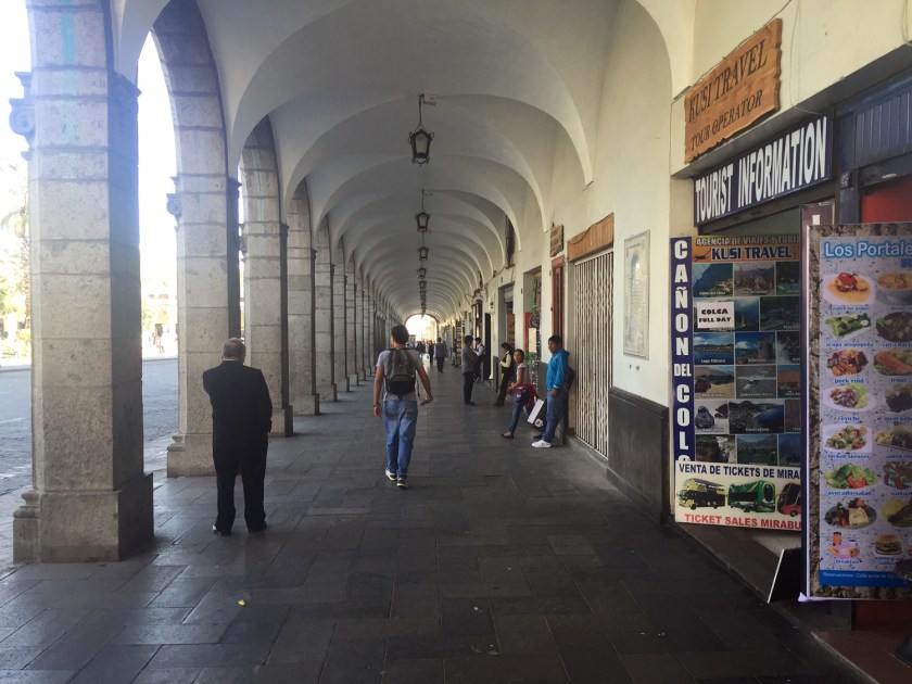 Portais em volta da praça