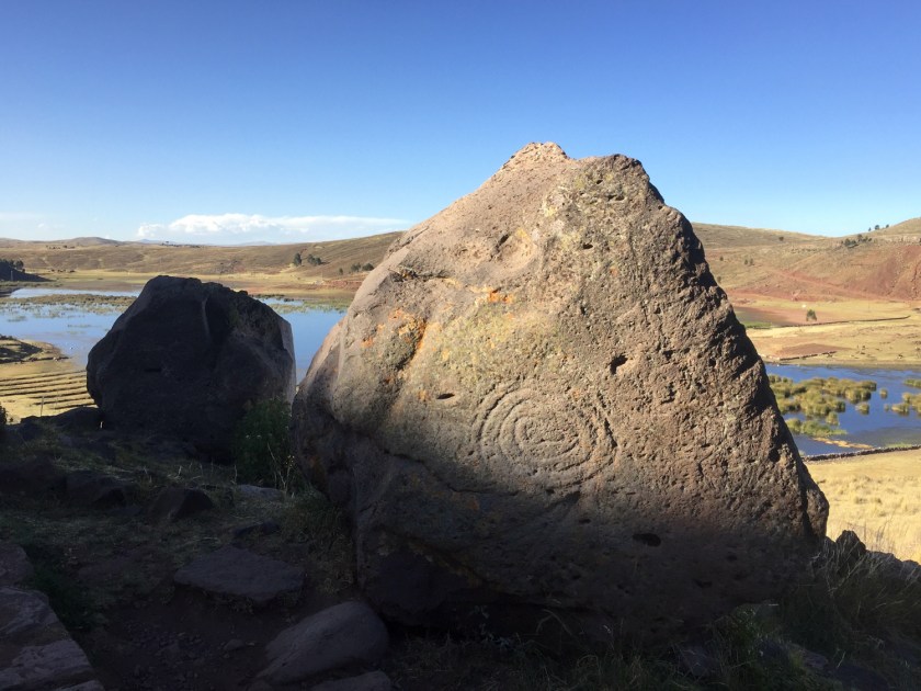 Pedra Inca com representação de serpente