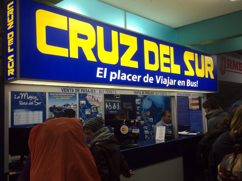 Balcão da Cruz del Sur na rodoviária de Puno