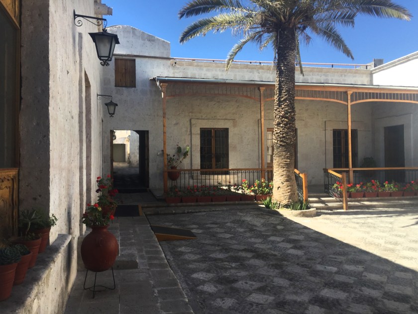 Pátio da Biblioteca Regional Mario Vargas Llosa