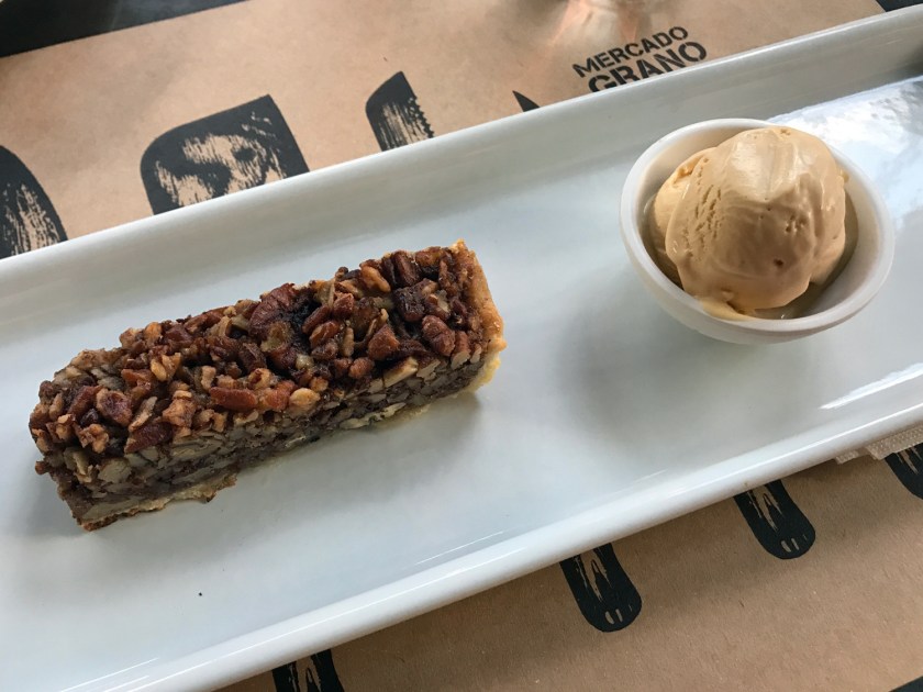 Torta de nozes e pecã com sorvete de caramelo