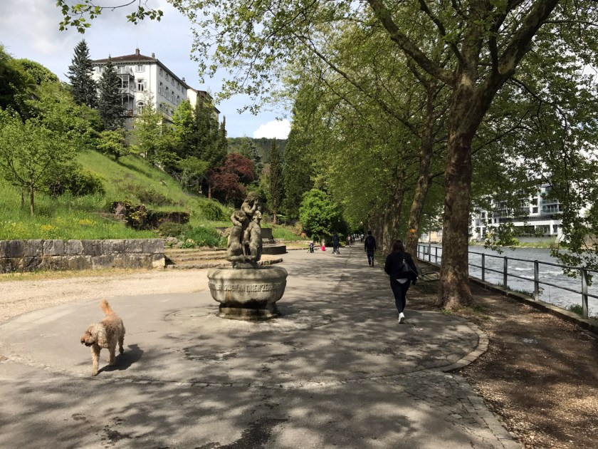 Calçadão à beira do rio Limmat