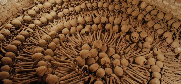 Catacumbas com piscina de ossos