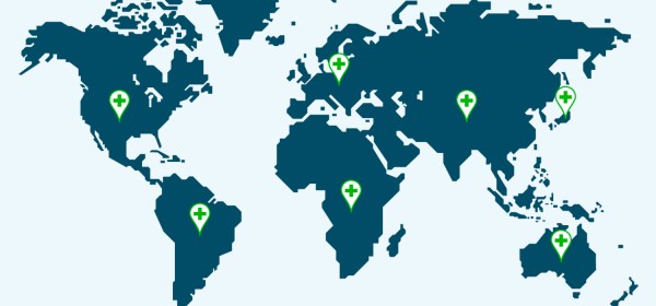 Mapa mundi com símbolos de saúde