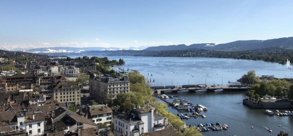 Lago Zürich visto da torre da igreja