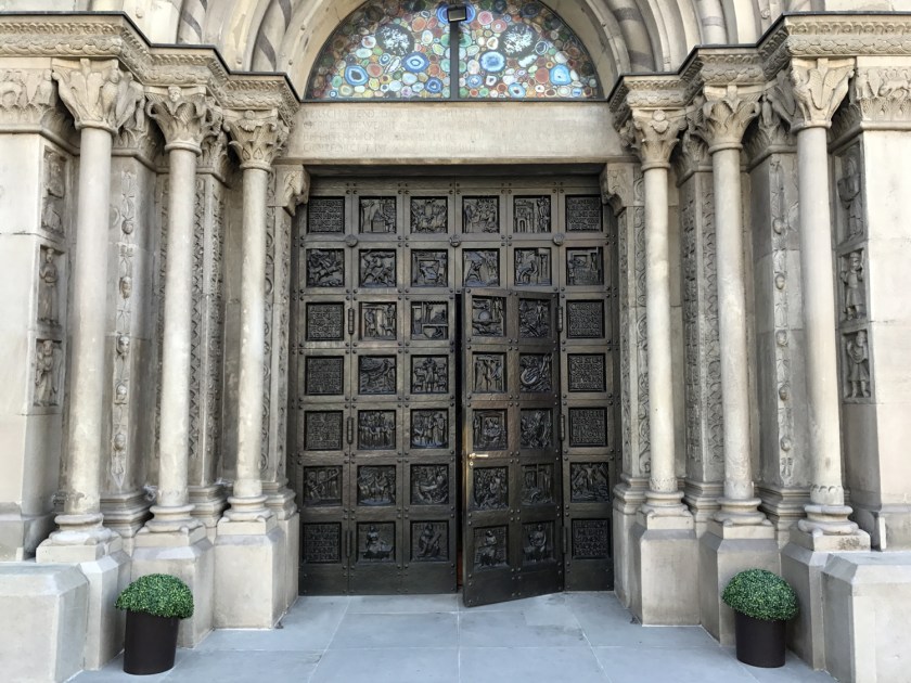 Porta de bronze, vitral de ágata e colunas medievais