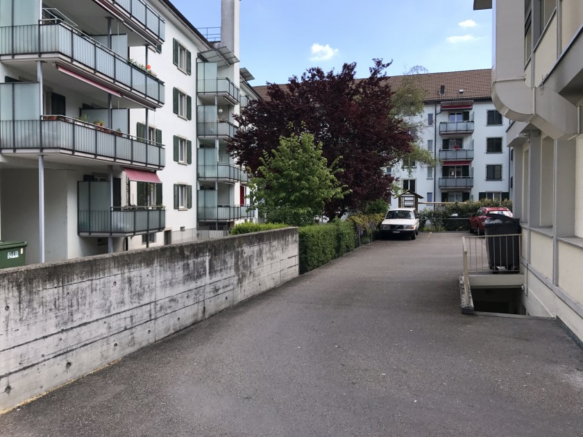 A entrada do prédio é pelos fundos