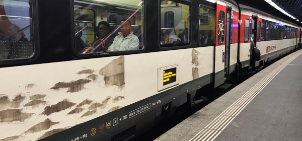 Trem na estação do aeroporto