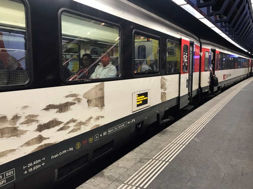 Trem na estação do aeroporto