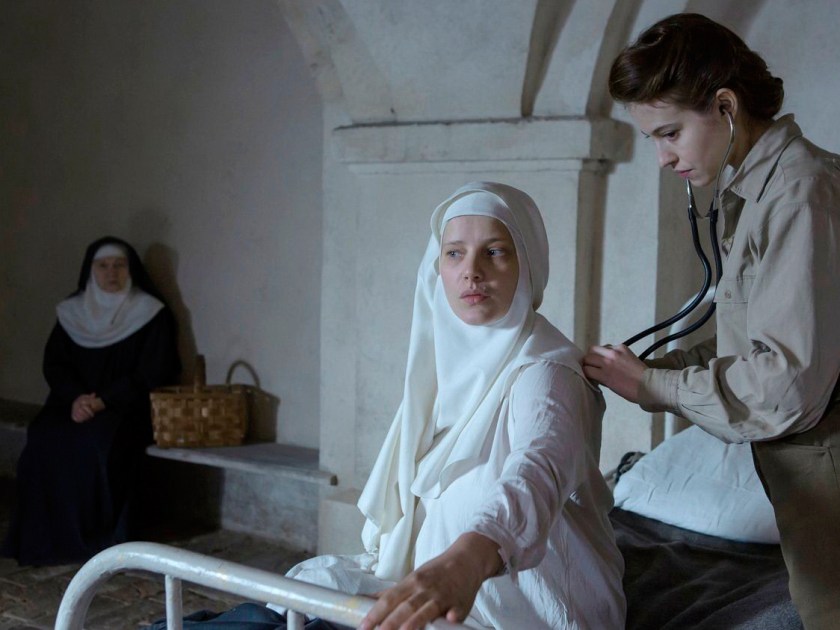 A médica atende uma das noviças