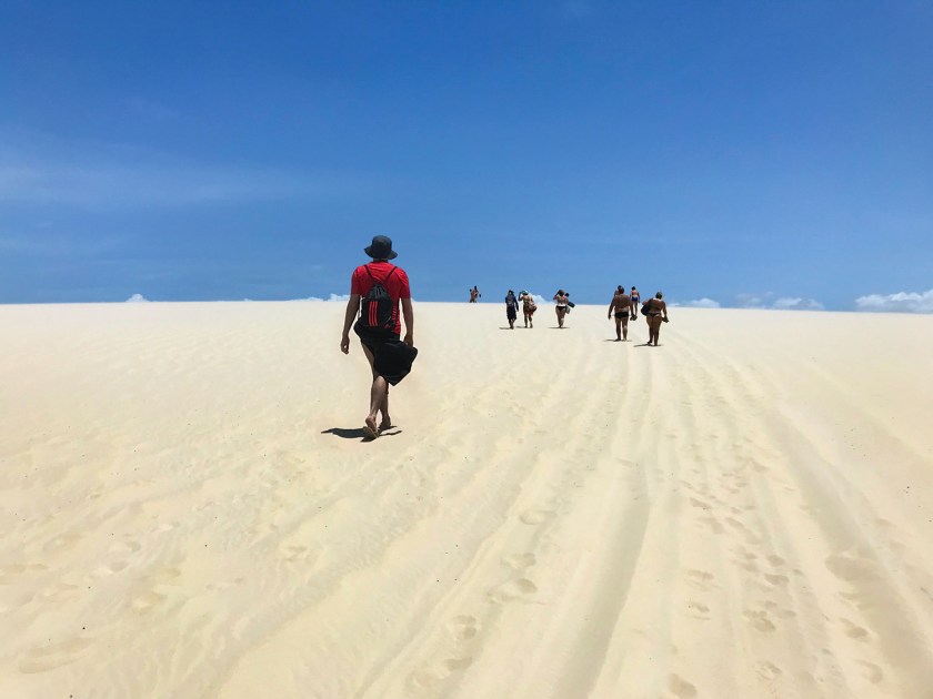 Caminhada pela duna de areia até a lagoa
