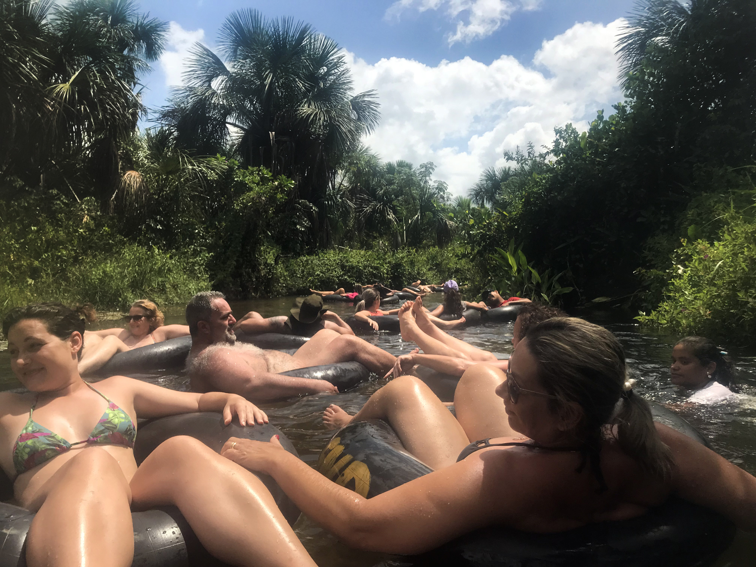 Pessoal descendo o rio de boia