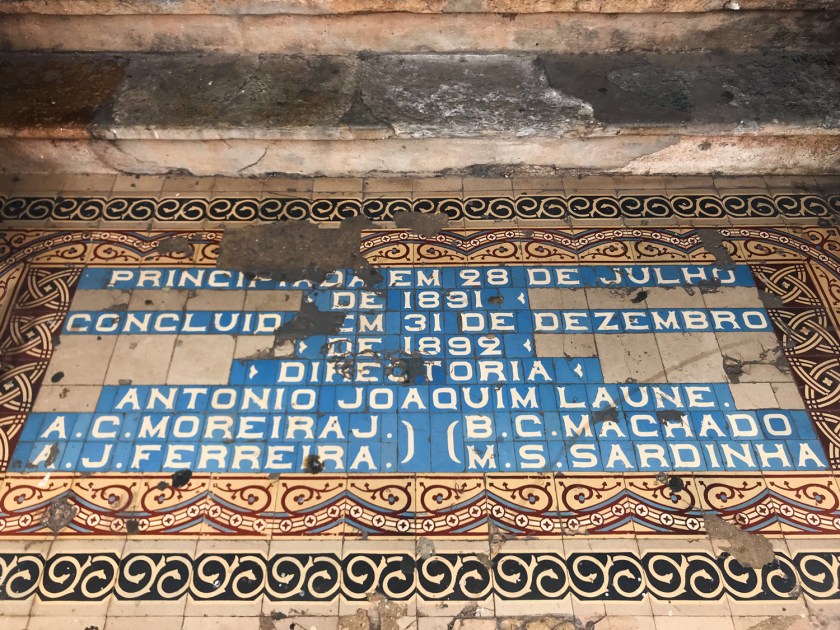 Dados no piso da entrada do edifício