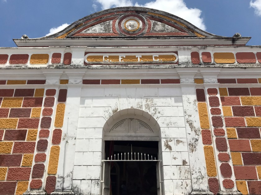 Fachada e entrada do prédio