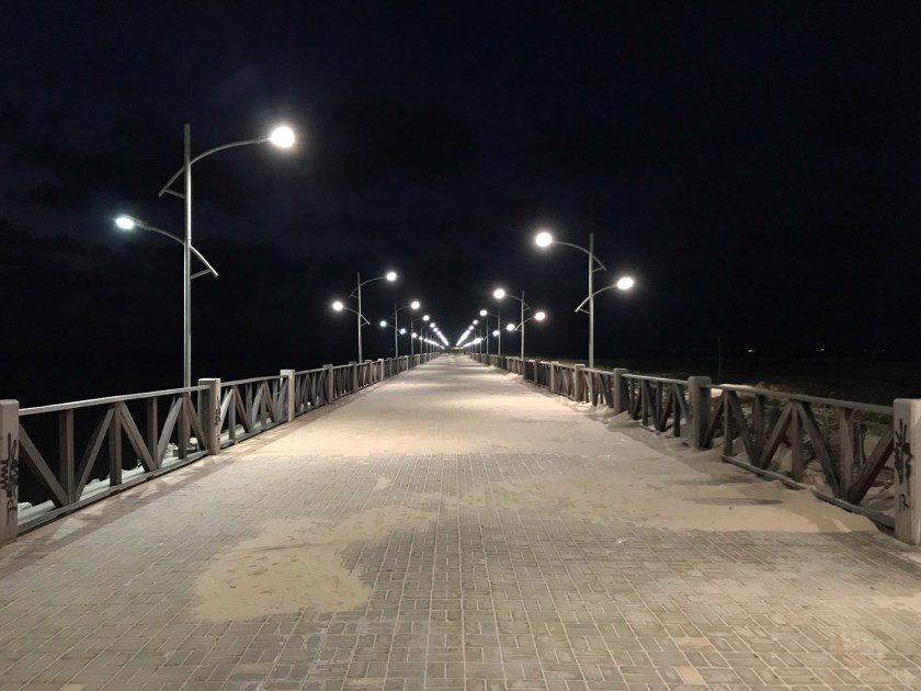 Calçadão iluminado no começo da noite