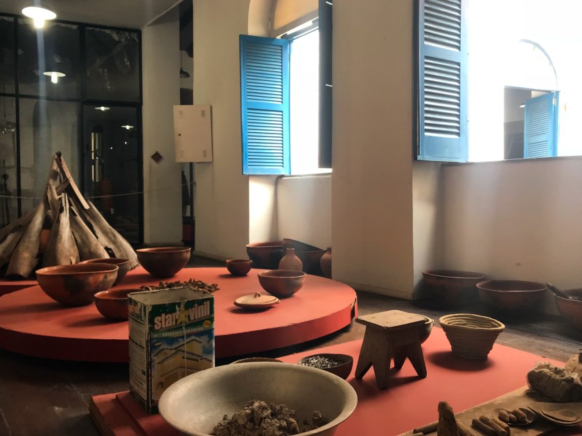 Exposição de peças de cerâmica e sua produção