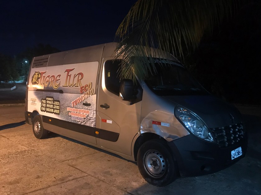 Van que faz a viagem entre São Luís e Barreirinhas