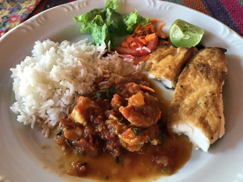 Peixe grelhado e camarão