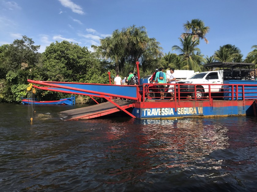 Balsa que faz a travessia dos carros