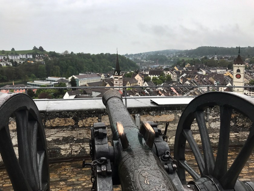 Canhão mirado para a cidade