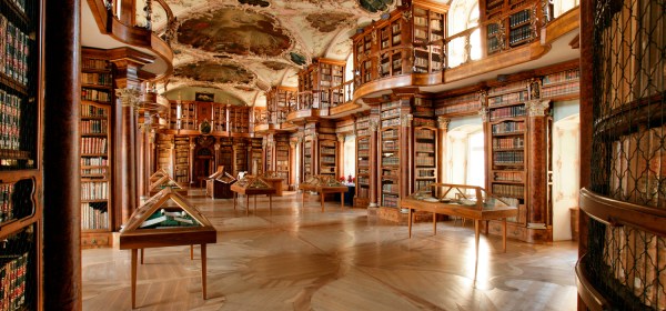 Ambiente interno da biblioteca