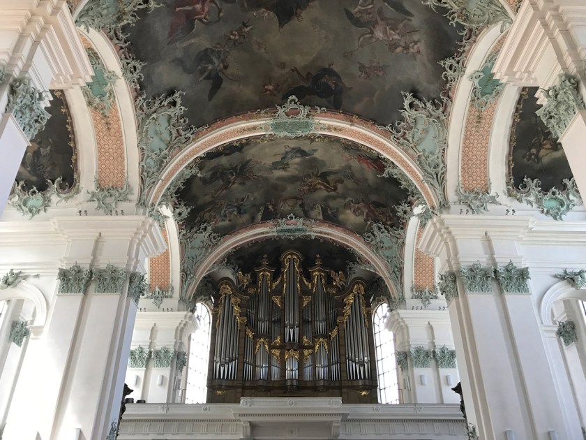 Órgão principal nos fundos da igreja