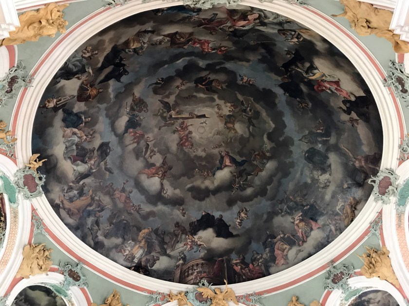 Rotunda com pintura de anjos