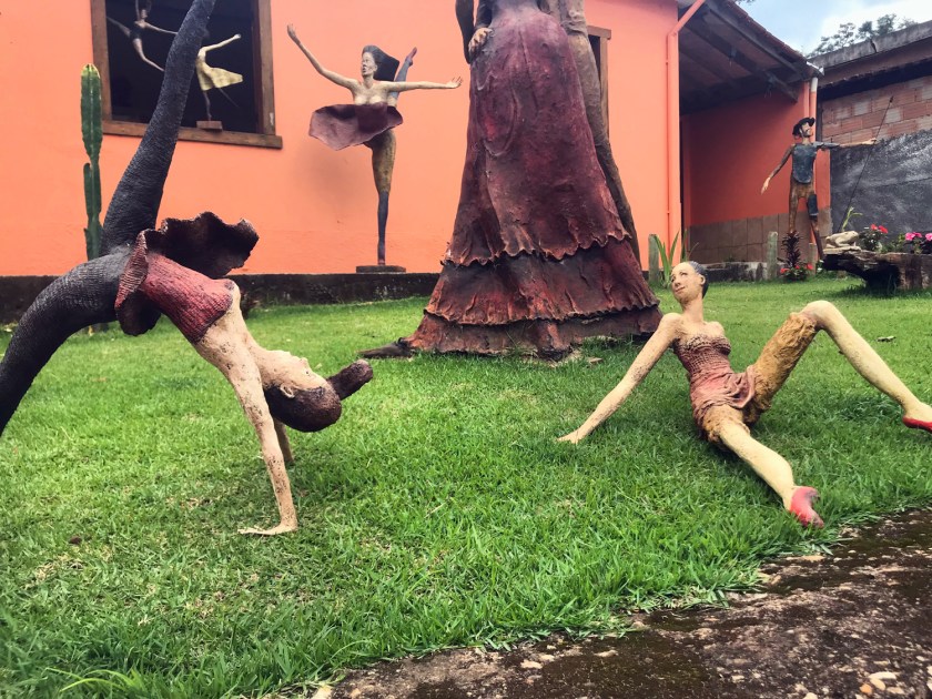 Esculturas em papel marchê