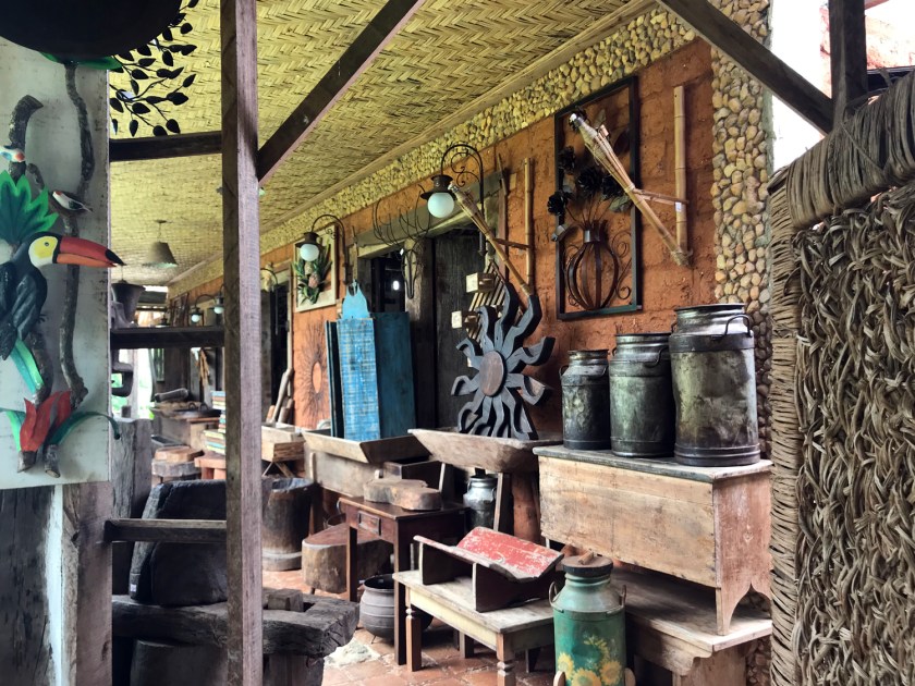 Loja com objetos antigos e artesanato