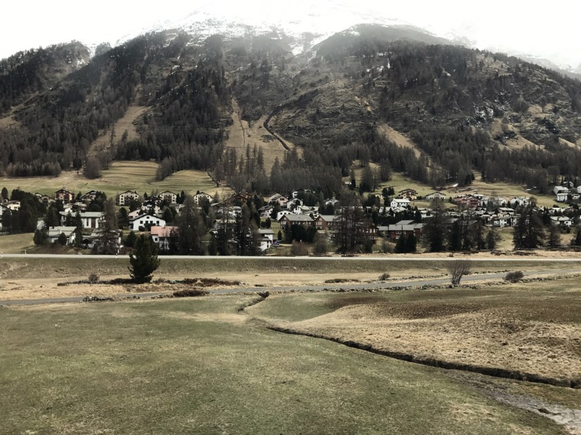 A vegetação ainda estava seca em Samedan