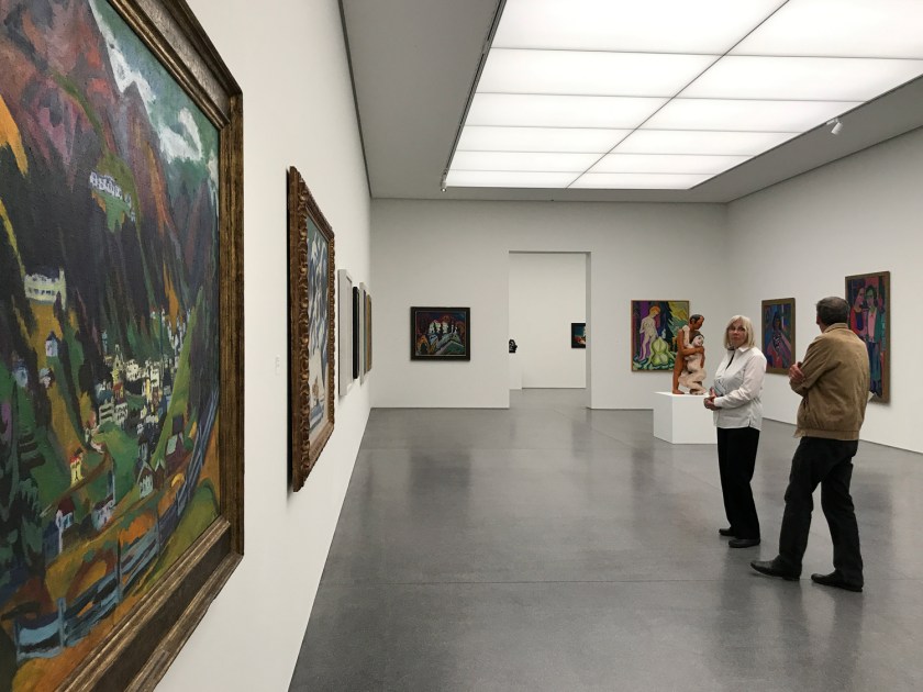 Sala com obras expressionistas