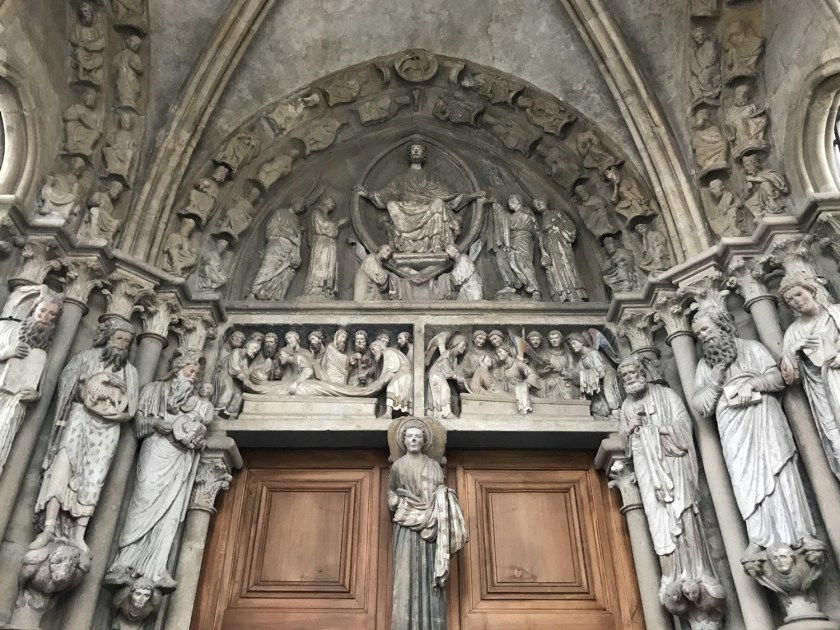 Esculturas de um dos portais