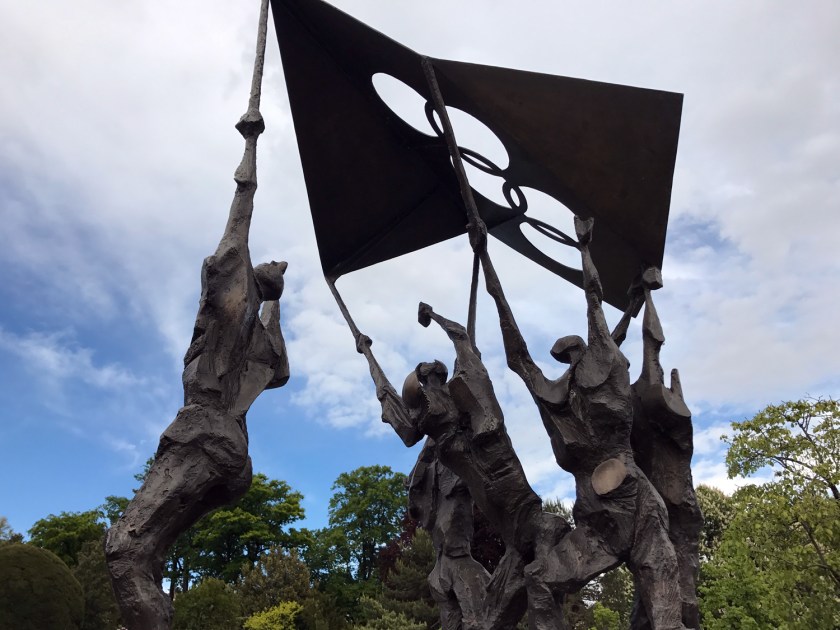Escultura com o símbolo no Parc Olympique