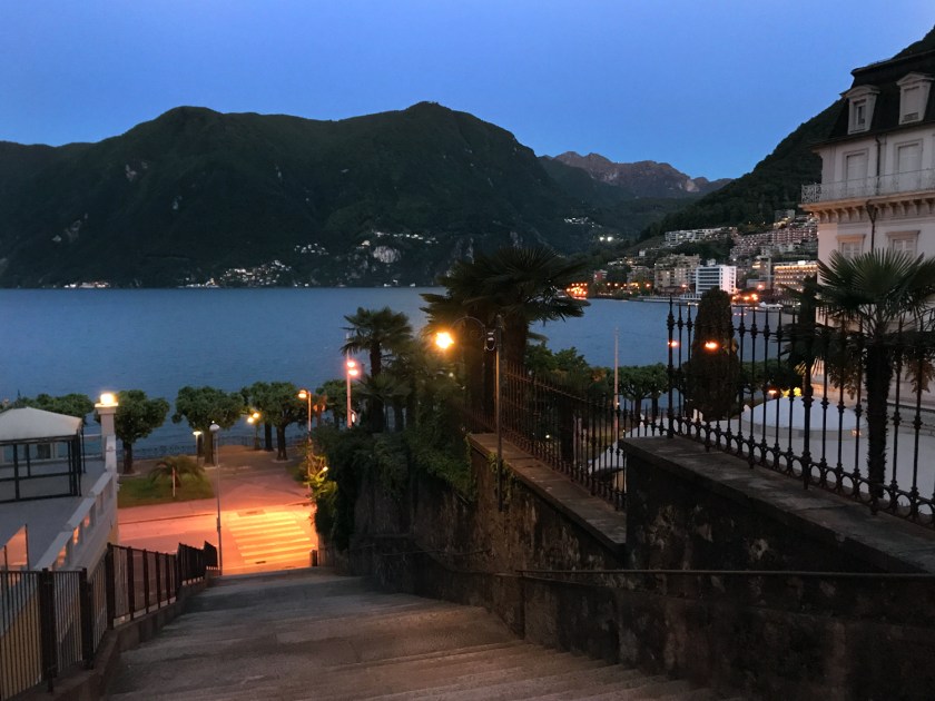 Vista do lago à noite