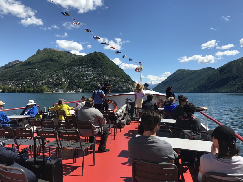 Área externa na frente do barco